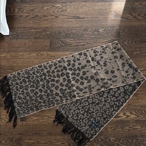 Chic Cashmere Leopard Print Scarf